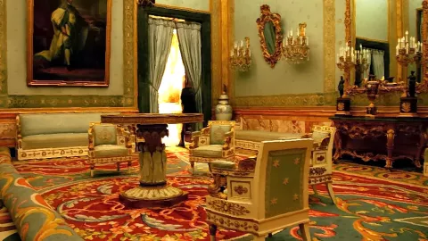 Reina Isabel, empleos, extraños 1.jpg