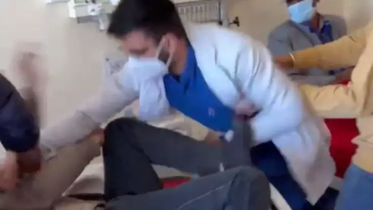 Video muestra a médico agrediendo a un paciente en camilla durante consulta
