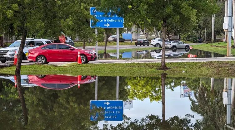 El Aeropuerto Internacional de Fort Lauderdale en Florida repleto de agua