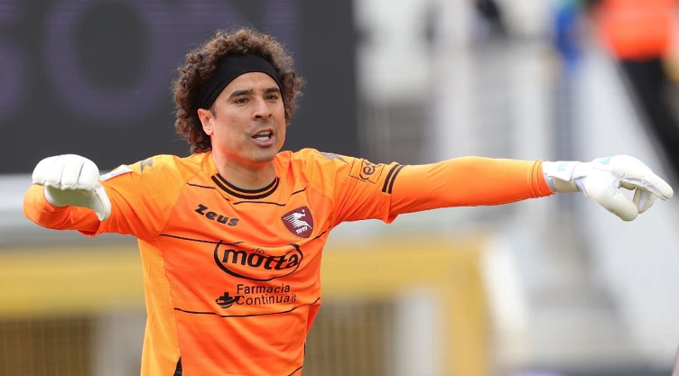 Guillermo Ochoa con la Salernitana en Serie A