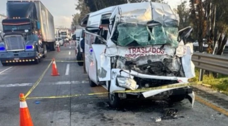 En la imagen se observa un trágico choque de una ambulancia en la autopista México-Querétaro que dejó dos muertos hoy; conoce los detalles del accidente cerca de la caseta de Tepotzotlán.