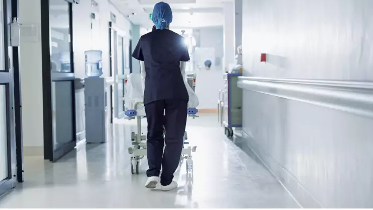 una mujer camina por los pasillos de un hospital