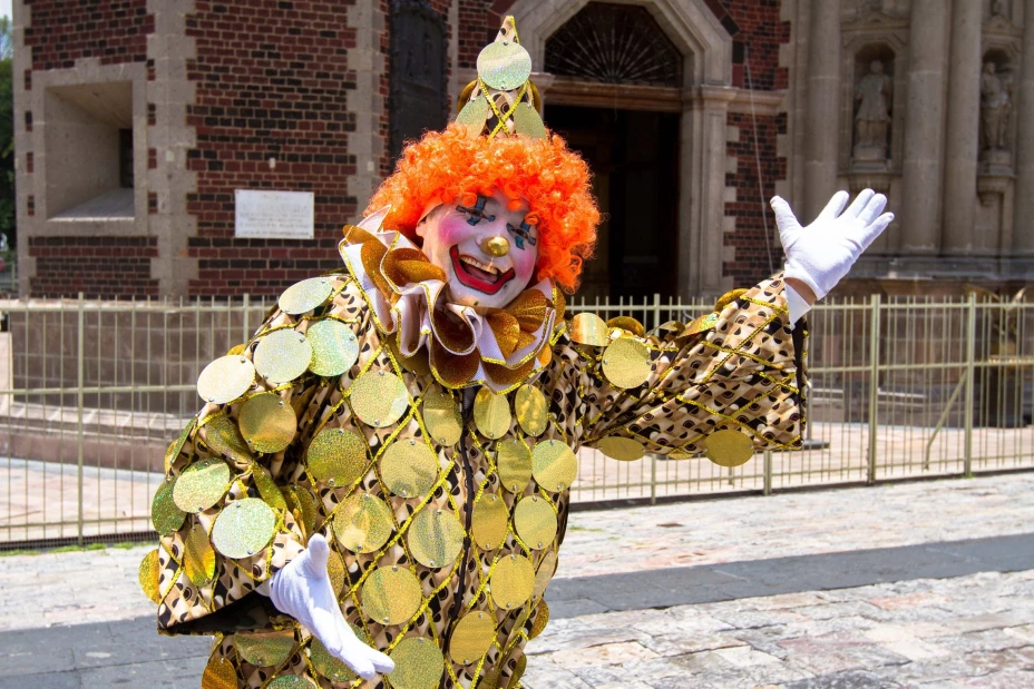 Policías de Nuevo León recibieron capacitación en payasología, globoflexia, papiroflexia, expresión corporal y modulación de voz.