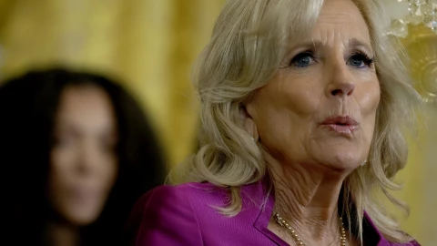 El presidente de Estados Unidos Joe Biden comunicó al rey Carlos III de Inglaterra, que Jill Biden, su esposa será quien asista a la ceremonia de coronación