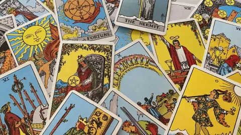 Esto le pasará a tu signo del zodiaco durante venus retrógrado, según el tarot