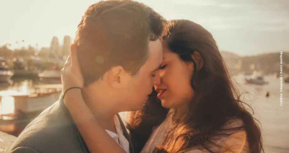 una pareja besándose debajo del sol