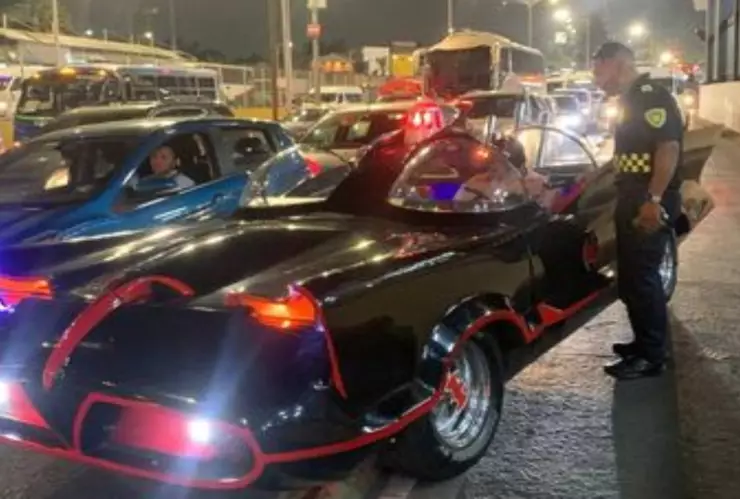 Multan a conductor del ‘Batimóvil’ por invadir carril exclusivo del Metrobús en CDMX: ¡Santos problemas, ‘Batman’!