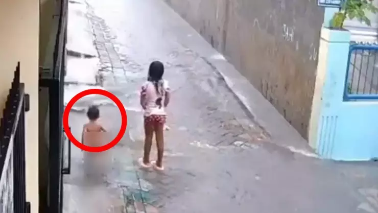 En Indonesia, niño cae alcantarilla mientras jugaba con su hermana