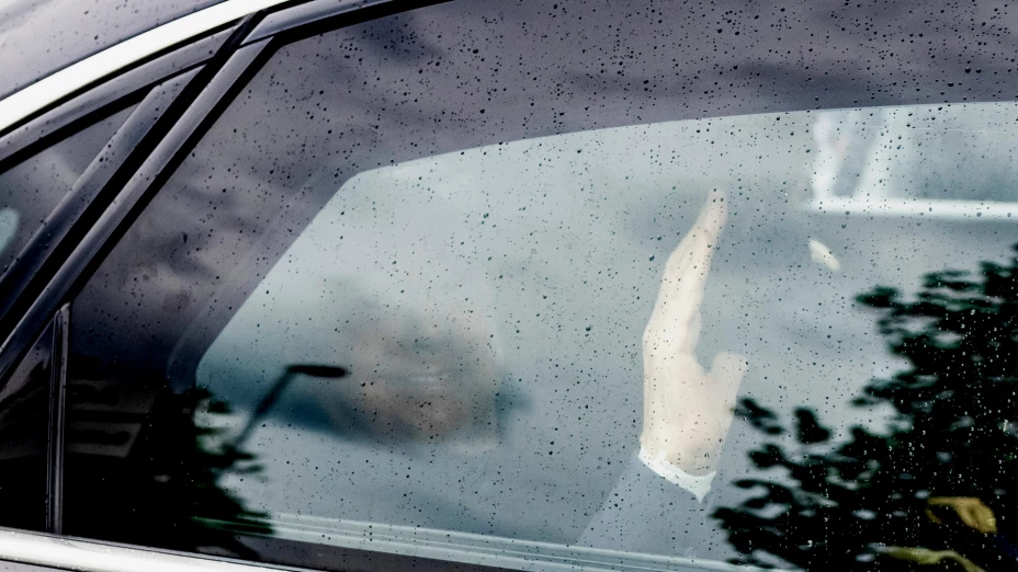 Silvio Berlusconi saluda tras ser dado de alta del hospital.