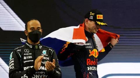 Lewis Hamilton aplaude a Max Verstappen