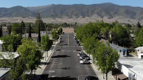 una pintoresca imagen del vibrante pueblo de California