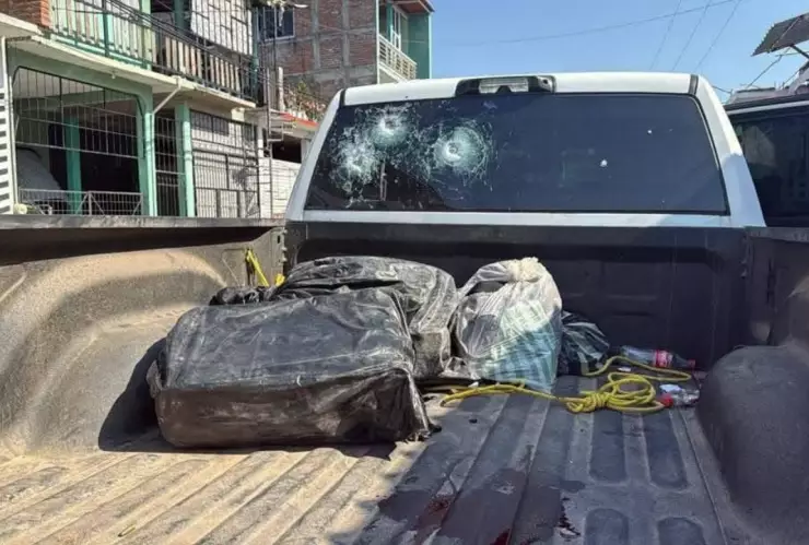 Camioneta con impactos de bala tras ataque contra alcalde de Atlixtac