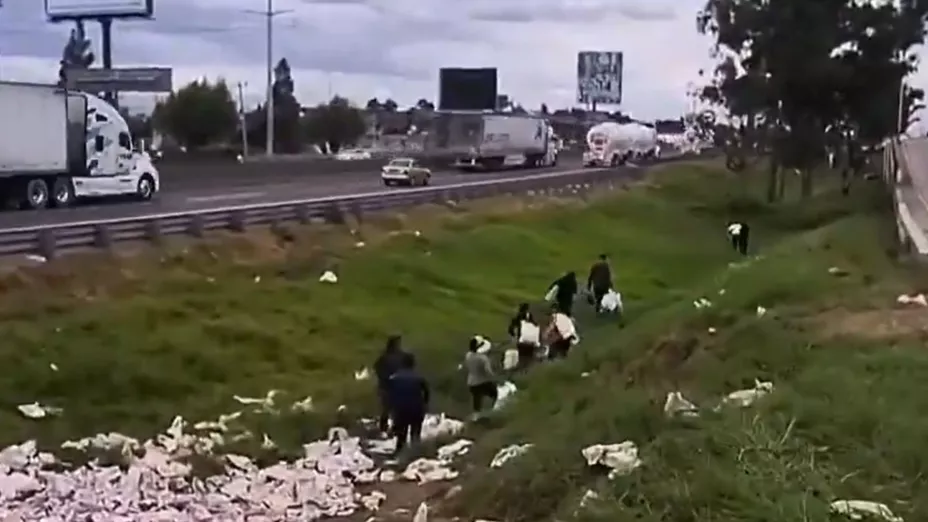 Volcadura de tráiler sobre la autopista México-Puebla desata rapiña en Coronango