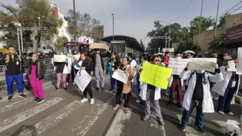 Cierre en avenida Cuauhtémoc: Médicos protestan en Centro Médico para defender a compañera