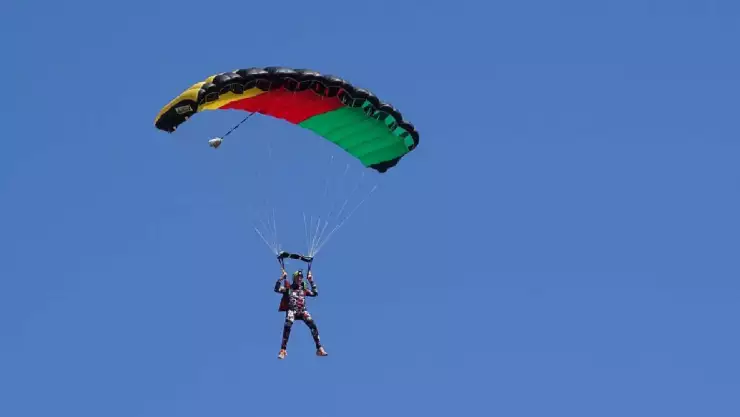 paracaidista sufre aparatosa caída en honduras.jpg