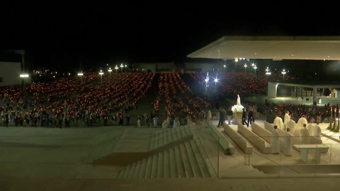 Miles visitan a la Virgen de Fátima en Portugal.