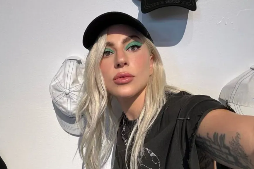Lady Gaga con gorra.jpg