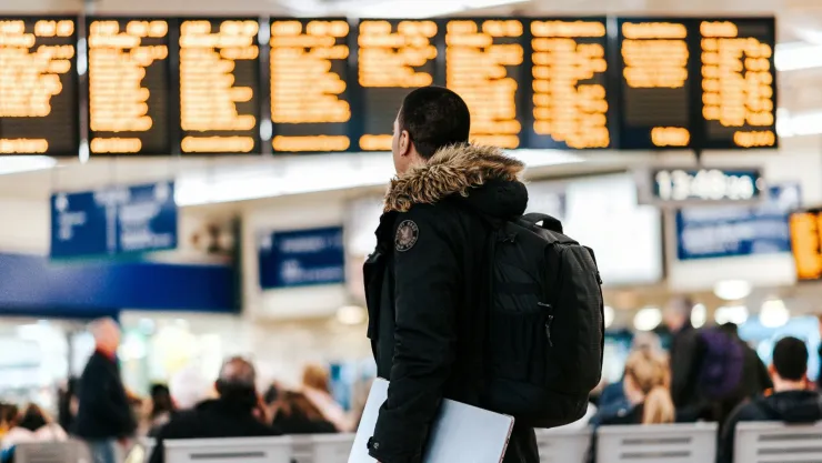 ¿Hasta qué cantidad de dinero está permitido subir en un avión?