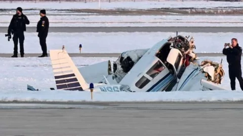 Impactantes imágenes del avión que se estrelló en DuPage Airport, Chicago