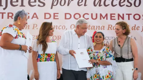 AMLO y Mara Lezama entregan documentos agrarios a mujeres en Quintana Roo