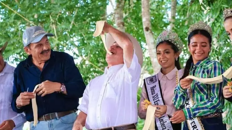 Corte de queso en lugar de corte de listón en Fiera Lechera Anual en Sucilá