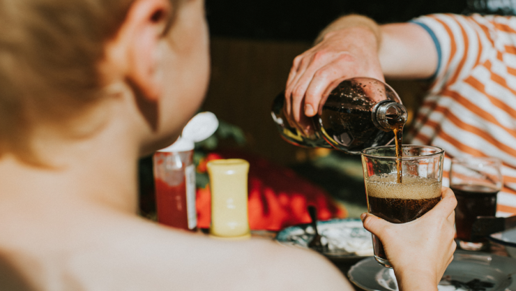 ¿De verdad sabe mejor el refresco en botella de vidrio? La ciencia revela la verdad
