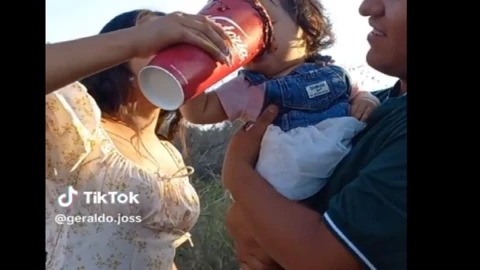 bebé tomando cerveza