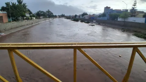 Lluvias en Mazatlán- canal de pemex
