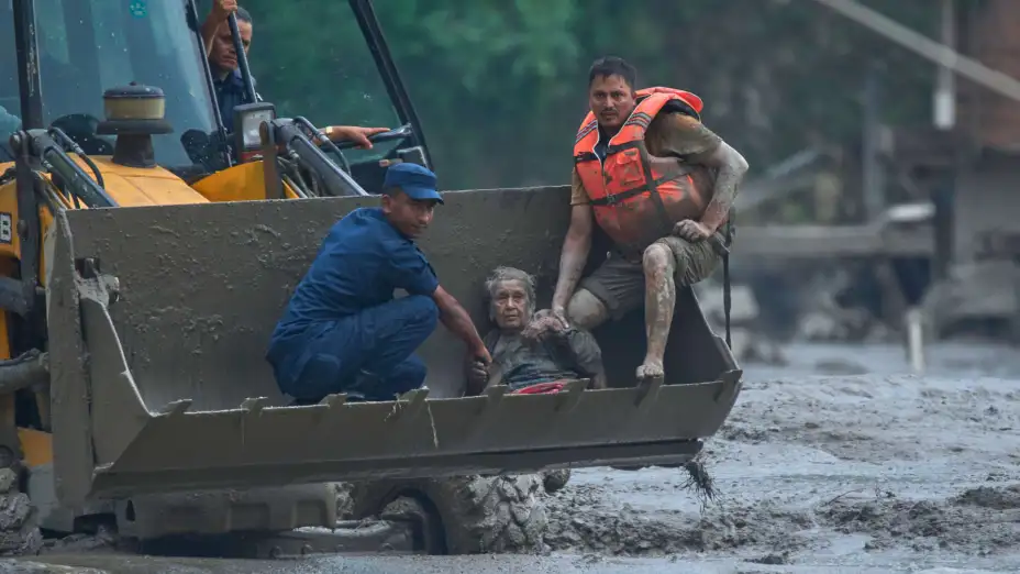Rescatistas ponen a salvo a una víctima de inundación en Nuwakot, Nepal.