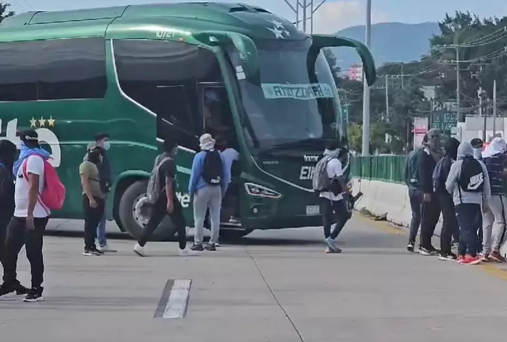 Los alumnos acudieron a la protesta encapuchados.