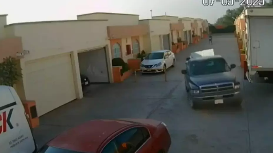 Pareja roba muebles de motel