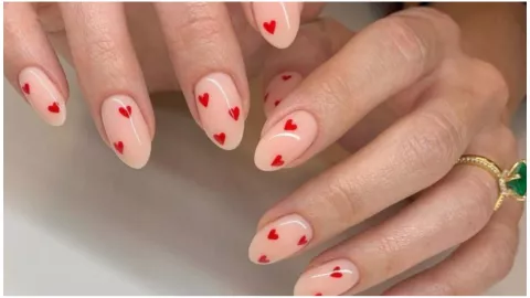 uñas nude corazones