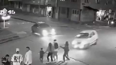 VIDEO ¡IMÁGENES FUERTES! Momento exacto en el que auto atropella a 11 personas en Bogotá