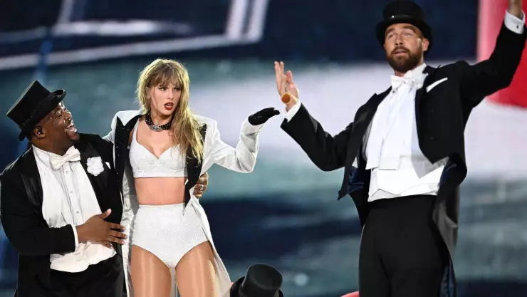 VIDEO_ Travis Kelce le hace de bailarín en concierto de Taylor Swift.jpg