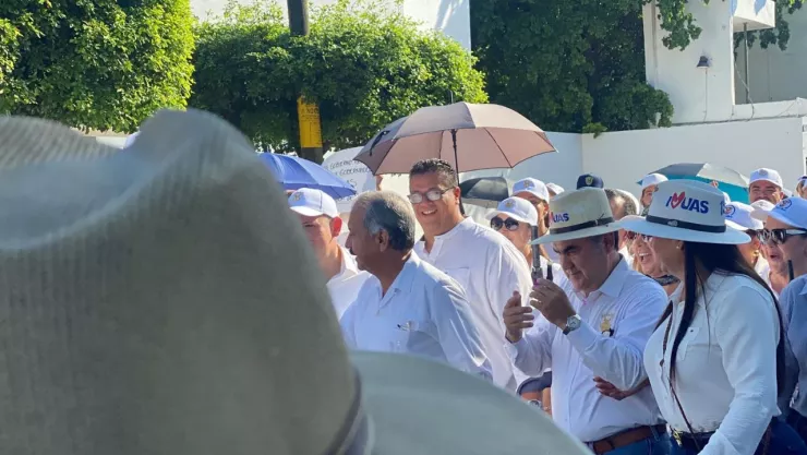 Estudiantes y administrativos marchan por destitución de rector de la UAS