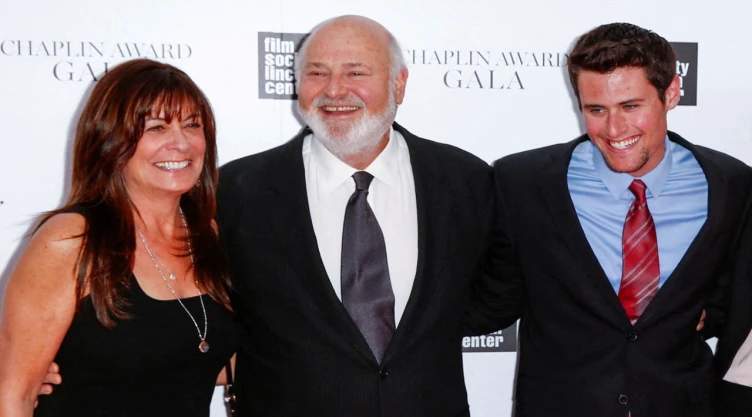La fotógrafa Michele Reiner con el cineasta Rob Reiner y su hijo Nick Reiner en la Gala del Chaplin Award