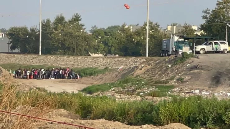 Cruce masivo de migrantes por la canalización del Río Tijuana 1 de septiembre 2023