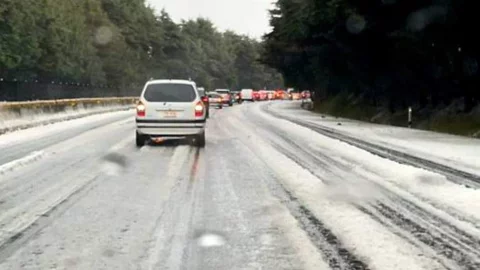 Granizada en la México-Cuernavaca provoca varios accidentes