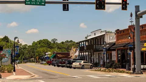 el hermoso pueblo de Crystal River en un d&iacute;a soleado