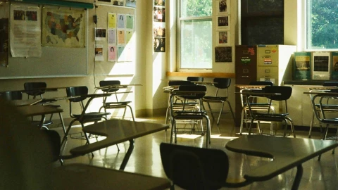 Bancas dentro de un salón de clases