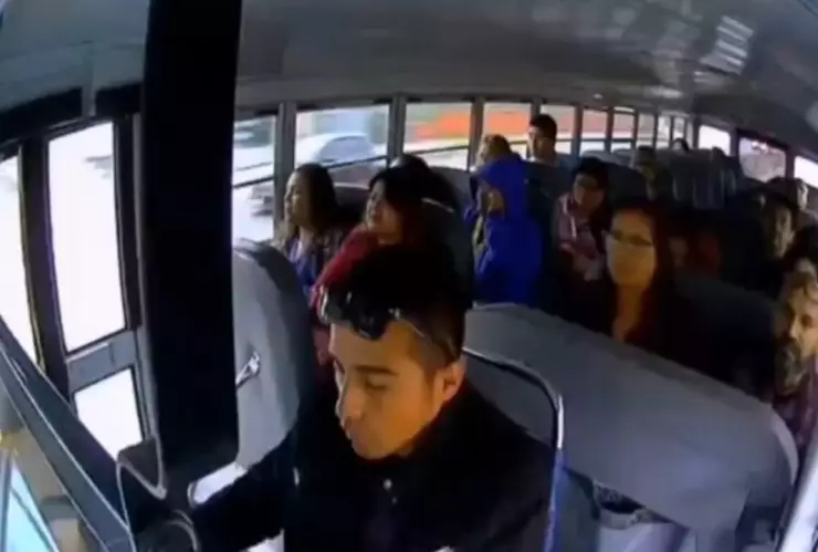 VIDEO: Chofer se queda dormido y provoca accidente de autobús de pasajeros en Tijuana; ¡por ‘salvar’ a peatón!