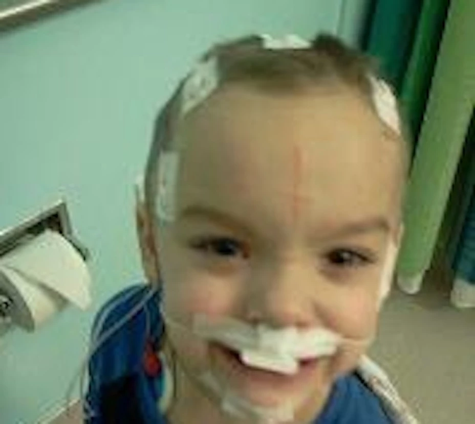 La madre le cortaba el cabello al menor como parte de la mentira