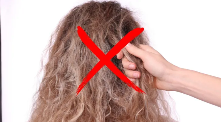 Cómo usar el agua tibia para aplacar el frizz: el truco secreto de las estilistas que pocos conocen
