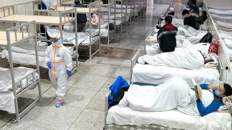 Trabajadores de salud usan trajes especiales para protegerse del coronavirus en un hospital de Wuhan, en la provincia china de Hubei. Febrero 5, 2020. Picture taken February 5, 2020. China Daily via REUTERS. ATENCIÓN EDITORES: ESTA IMAGEN FUE PROVISTA POR