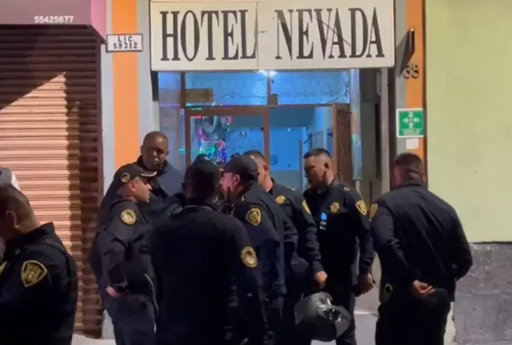 Delincuentes persiguen a un hombre que intentó refugiarse en un hotel, pero aún así lo acribillan