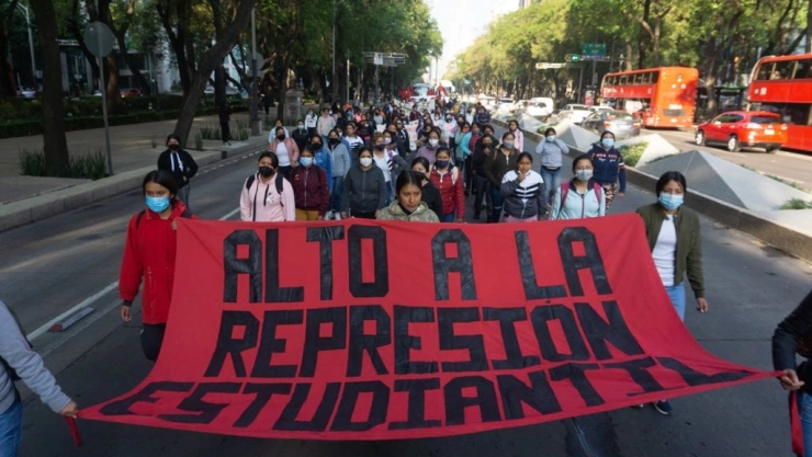 AMLO señala a grupos que obligan a normalistas a actuar con violencia