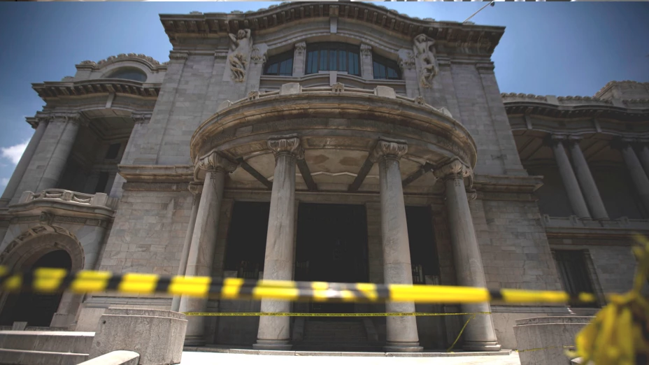 Palacio de Bellas Artes de CDMX bloqueado.jpg