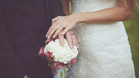 Recién casados se pelean en la calle.
