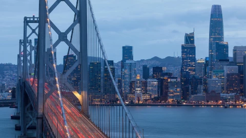 Autos cruzan el Golden Gate en San Francisco