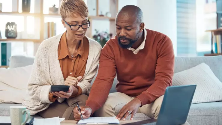 Una pareja revisa su cuenta del Seguro Social